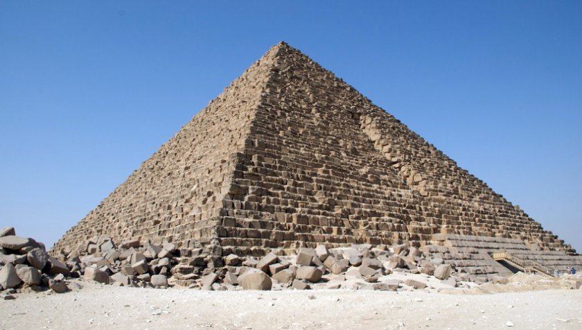 Една от пирамидите в Гиза ще бъде възстановена в оригиналния ѝ вид