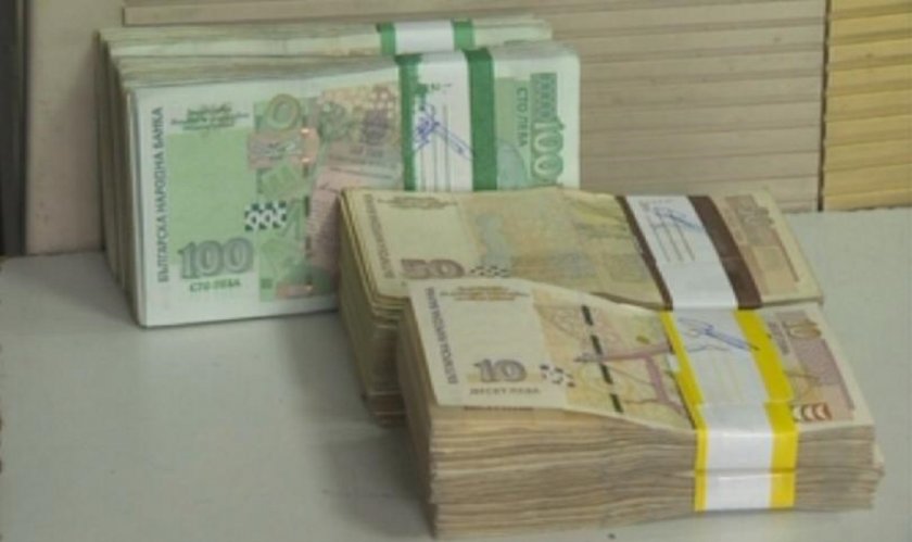 Имат пари, угаждат си: Българите са вкарали над 2 млрд. в банките през декември
