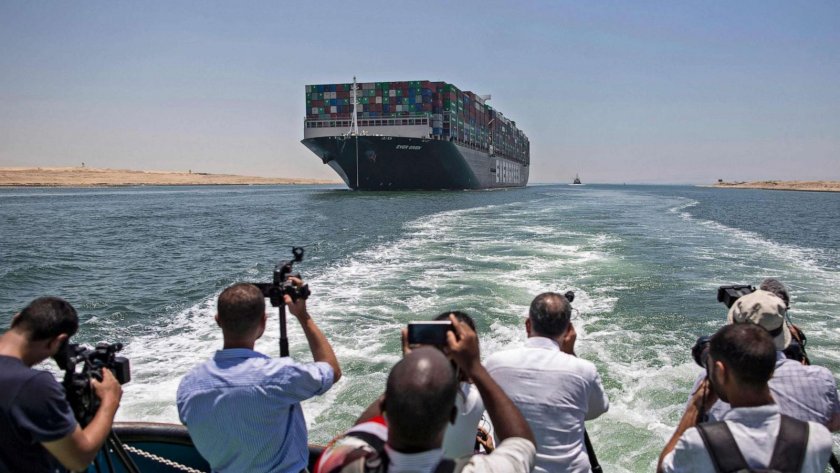 С 42% е спаднал търговският поток през Суецкия канал само за