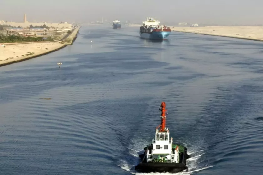 Приходите на Суецкия канал са паднали почти наполовина през януари,