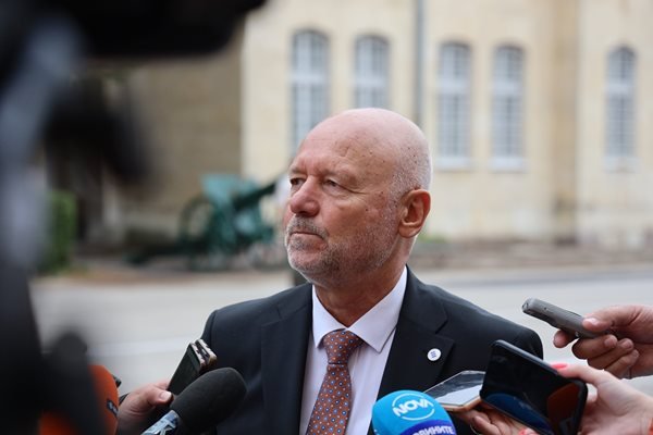 Тагарев: Трябва да се притесняваме от враждебно влияние в нашата страна