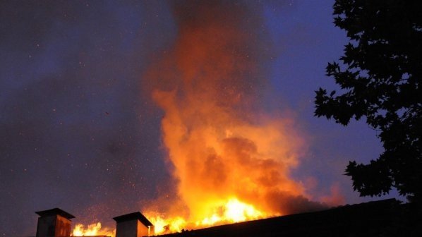 Пожар лумна до Математическата гимназия във Варна 