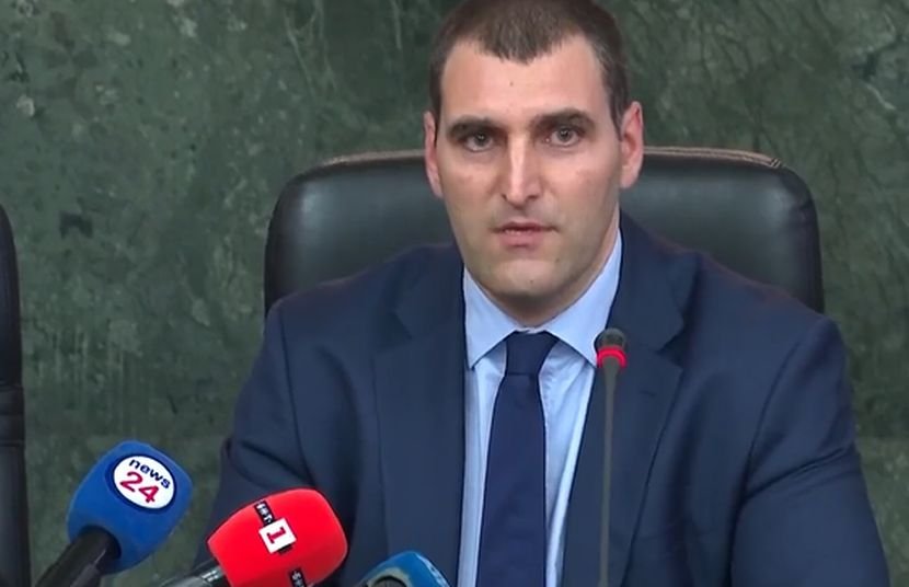 Обвинен е вече антимафиотът Георги Караколев. Той е подведен под