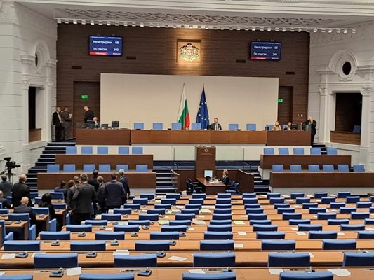 Минута мълчание в парламента в памет на жертвите на комунизма