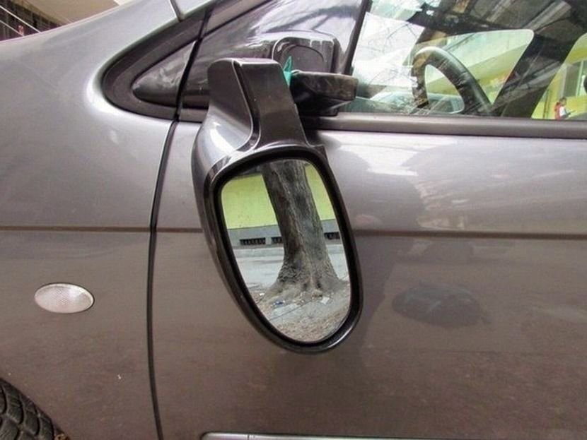 Дете счупи огледало на кола в Ихтиман, съобщиха от полицията.На