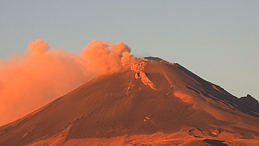 Вулканът Попокатепетъл изхвърли газ, дим и пепел. Заради активността на