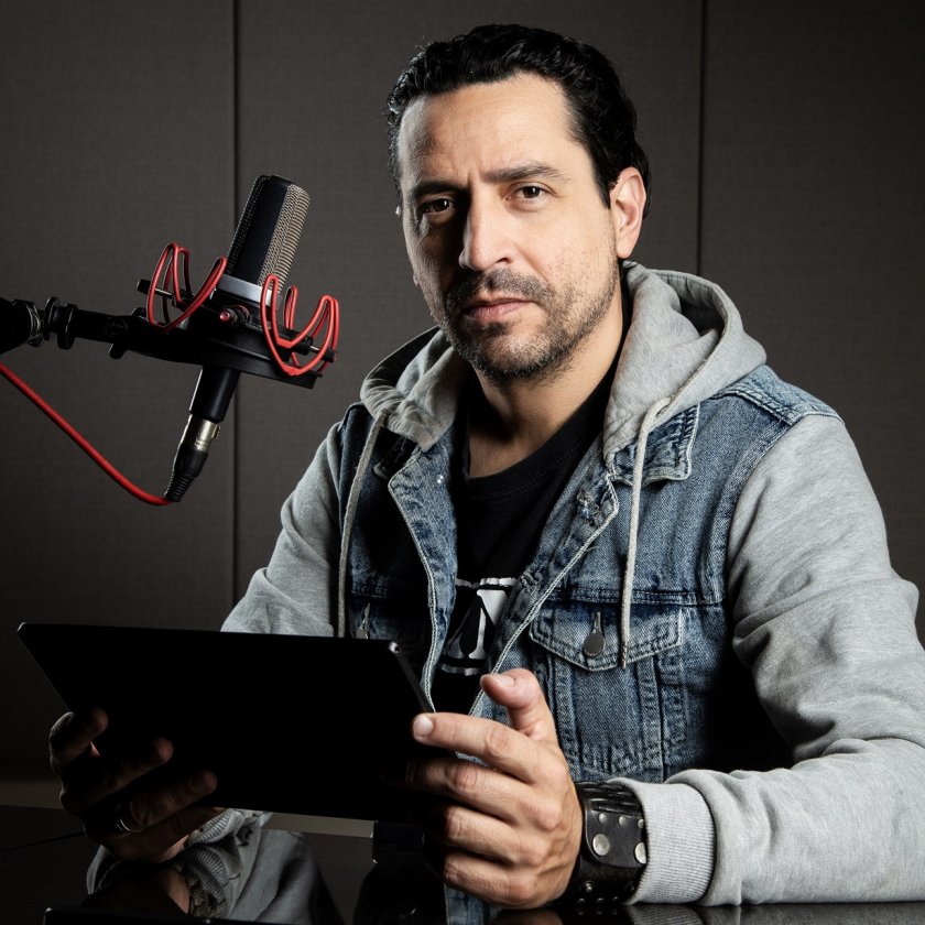 12 души заминават на екзотичен остров, за да участват в