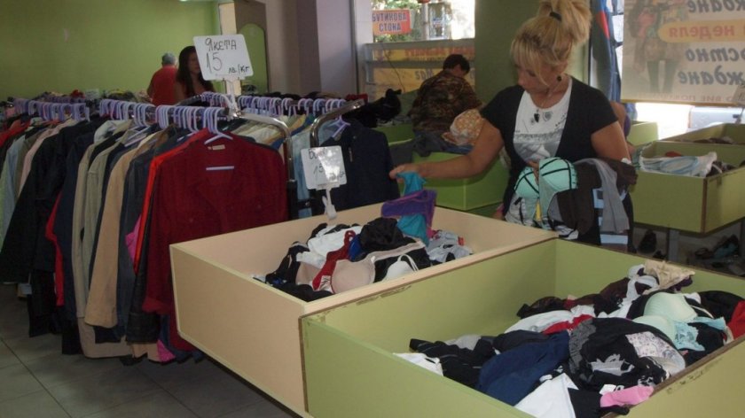 Българите все още се срамуват да носят дрехи втора употреба