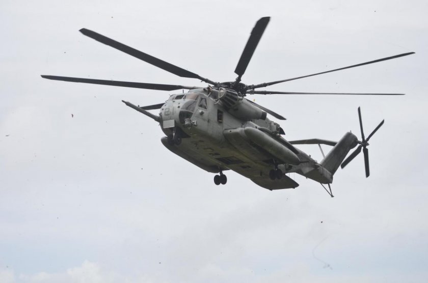 Спасителни екипи издирват хеликоптер на американската морска пехота, който е