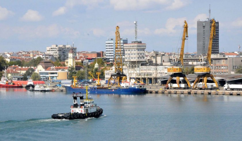 Пристанището в Бургас затвори заради силен вятър. Той е южен