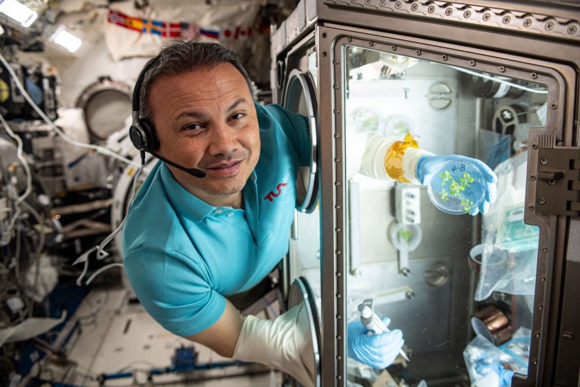 Първият турски космонавт вече е на път към Земята