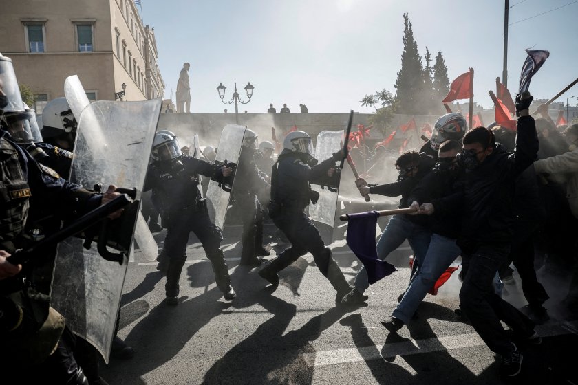 Сблъсъци между протестиращи студенти са избухнали тази сутрин в центъра на Атина, съобщи