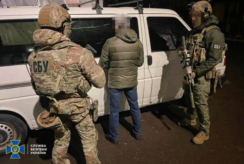 Украинските власти обявиха днес, че петима настоящи и бивши служители