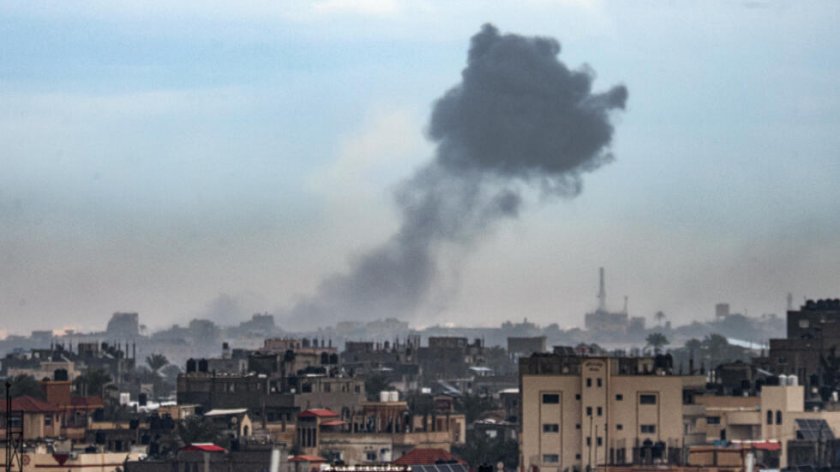 Израелските сили бомбардираха райони в южния граничен град Рафах, където
