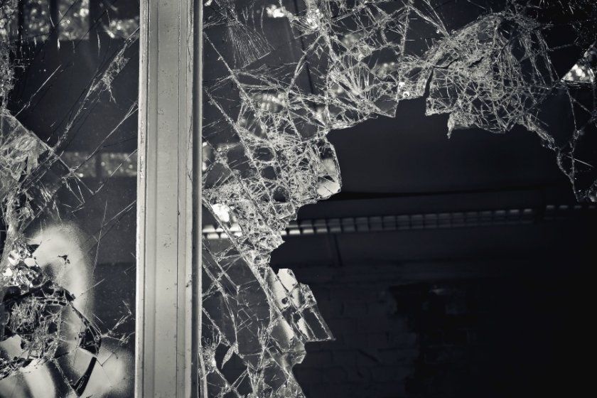 Криминално проявен изпочупи прозорците на къща в Мъглиж