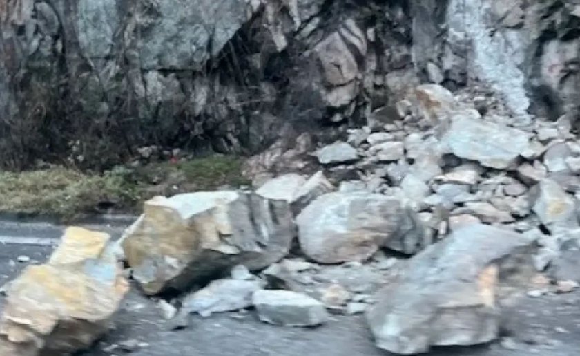 Огромни камъни се свлякоха на път Е79 пред автомобил