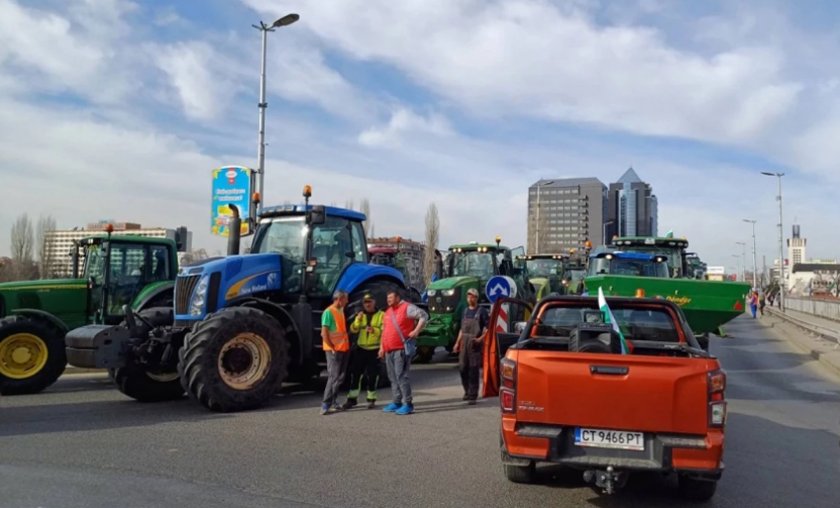 120 трактора парализираха Пловдив