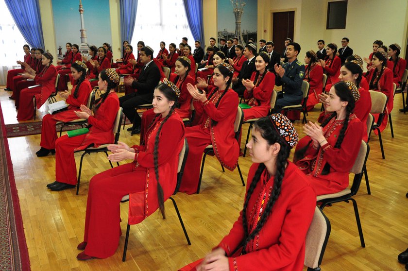 Гимназистките в провинция Балкан, Туркменистан, ще трябва да правят задължителни