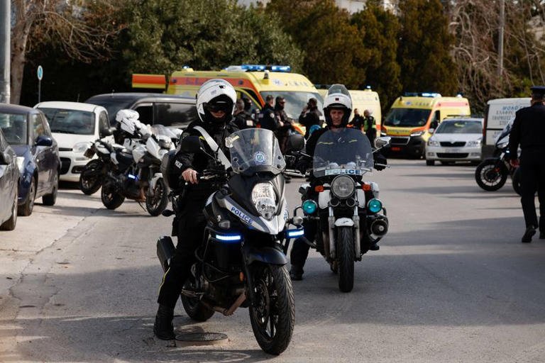 Въоръжен мъж откри огън в Атина