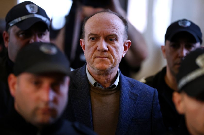 Съдът пусна под домашен арест обвинения в шпионаж полицай от