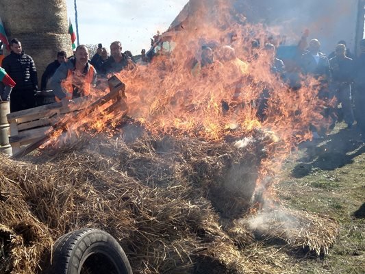 Запалиха слама, разляха мляко и хвърляха ябълки в третия ден от протеста на земеделците край Пловдив