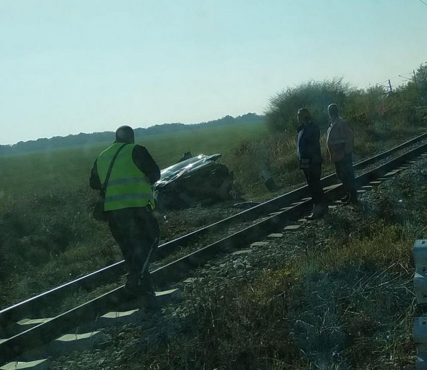 Влак помете джип на ЖП прелез, като по чудо няма ранени