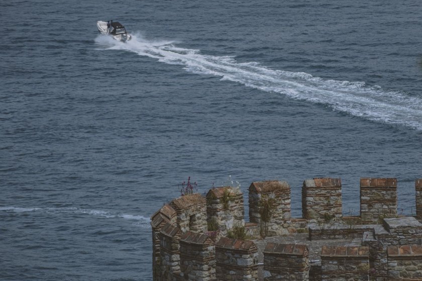 Турски кораб потъна в Мраморно море, издирват шестима души