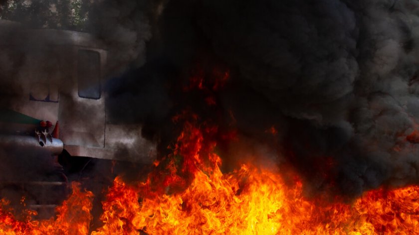 Взрив в резервоар за гориво на горящ камион в Лос Анджелис рани 9 пожарникари