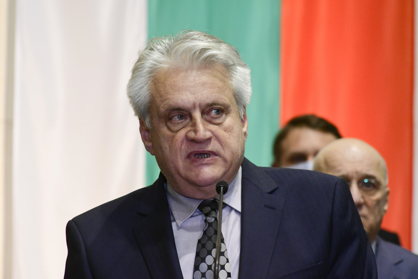 Като служебен и редовен вътрешен министър, той е залят от