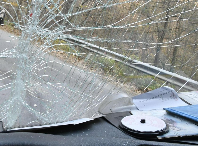 Ненормалник замери кола с камък, преби шофьора и избяга в Шумен