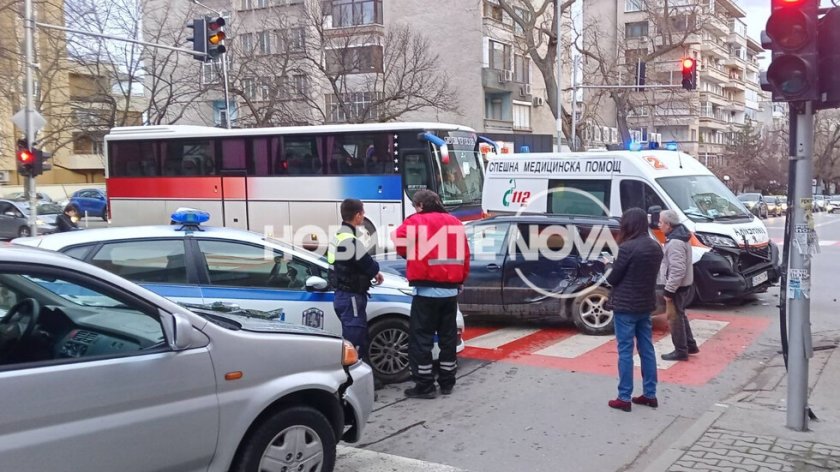 Линейка с пациент и кола се удариха в Стара Загора