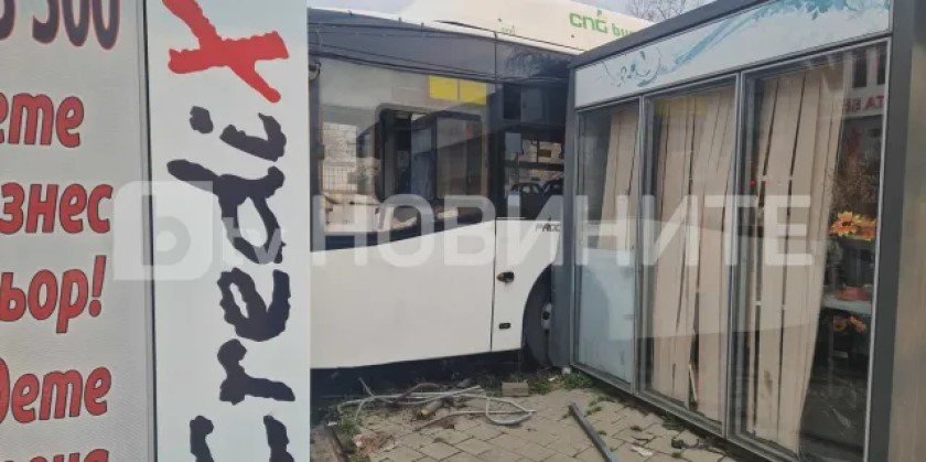 Автобус №20 на столичния градски транспорт се е блъснал в