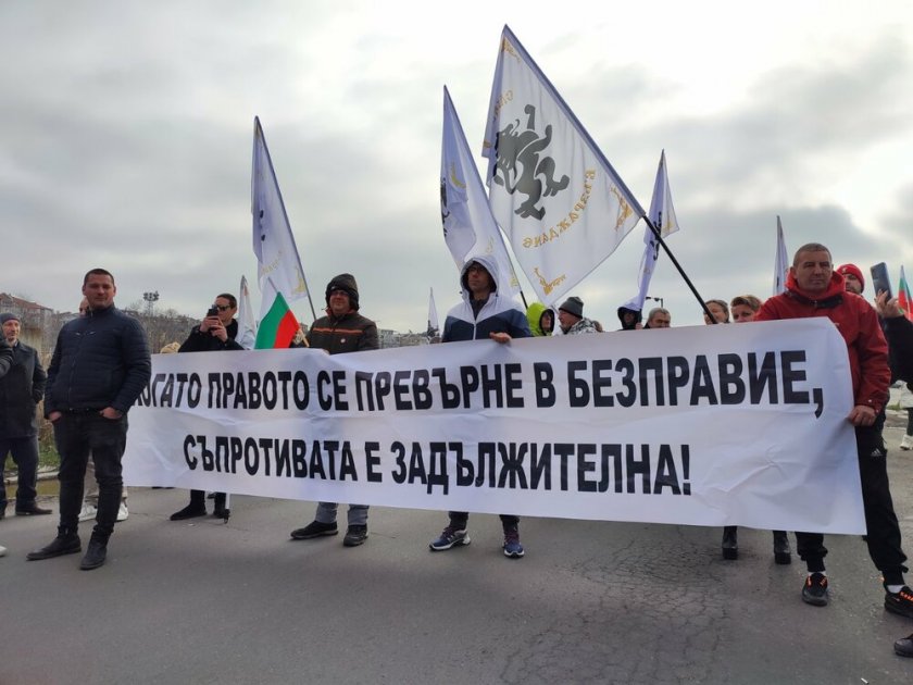 "Възраждане" блокираха пристанище Бургас