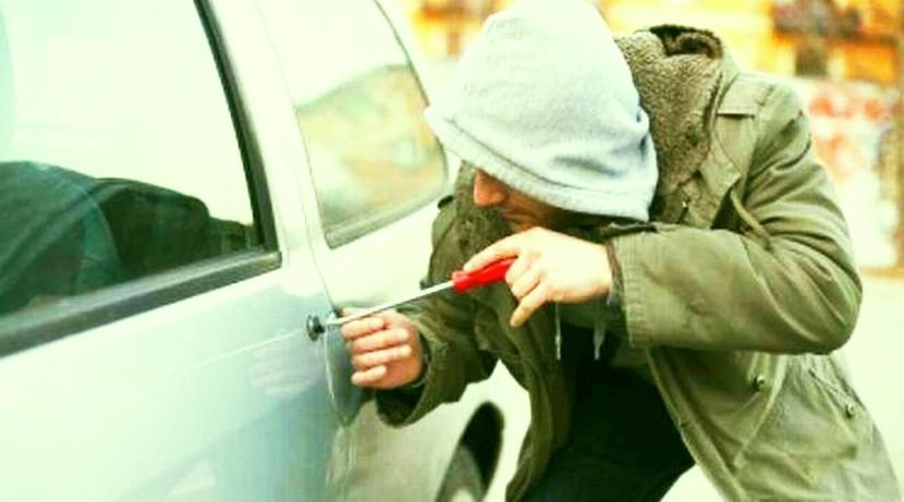 Младежи откраднаха кола в Русе, хванаха ги, след като им свърши горивото
