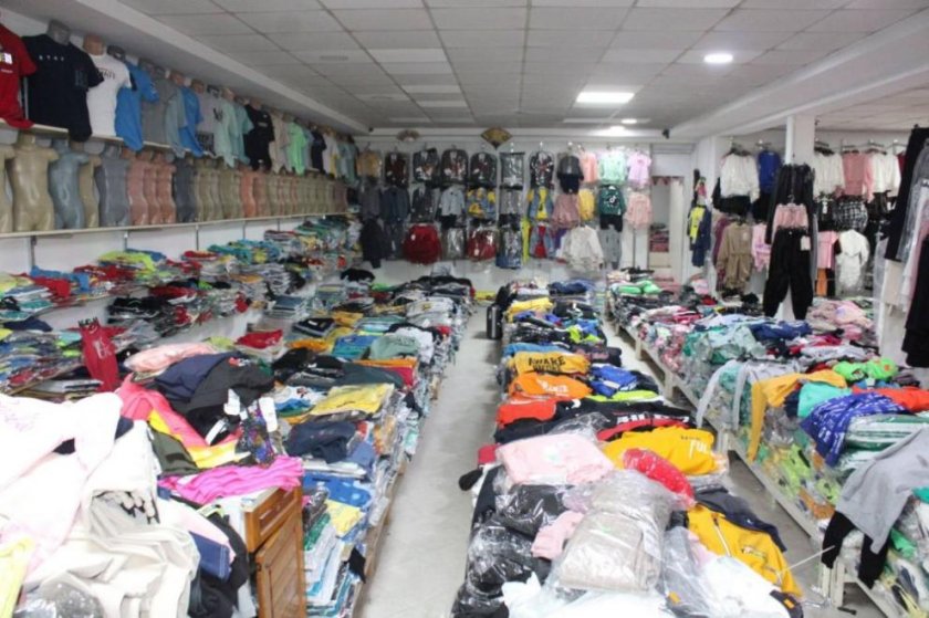 Иззеха голямо количество „маркови“ стоки в столичен търговски център