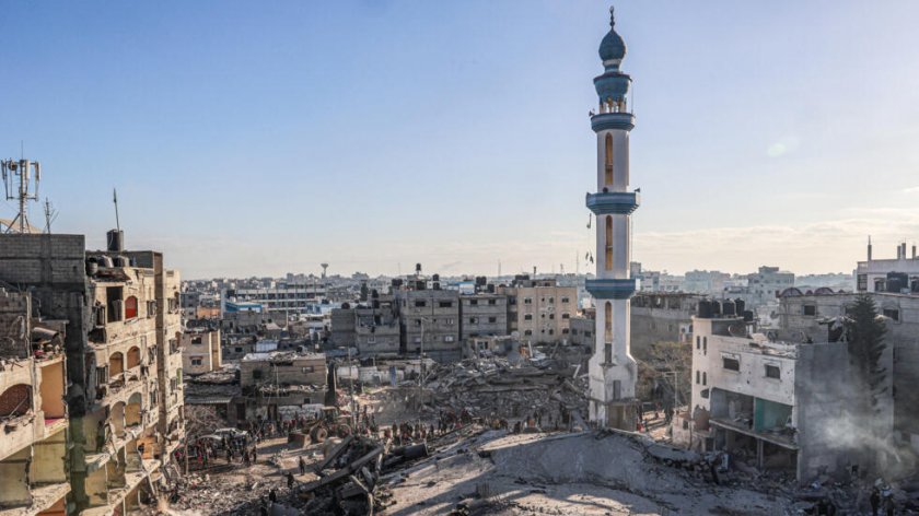 Израел бомбардира джамия и жилищни сгради в Рафах