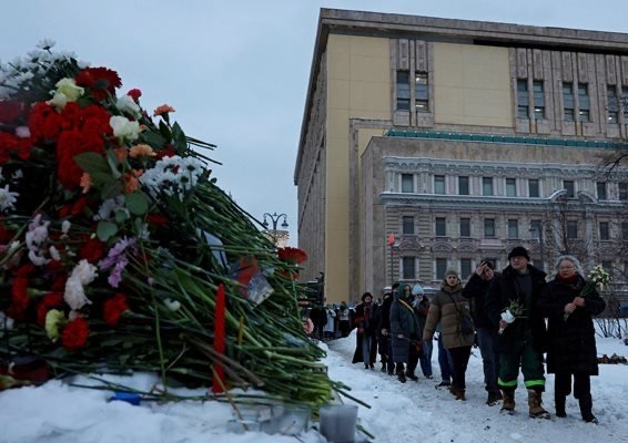 МВР на Москва със заповед да се разкрият всички, поднесли цветя за Навални