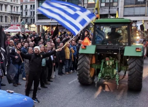 Гръцки фермери влизат днес в Атина с трактори.Протестиращите взеха решение