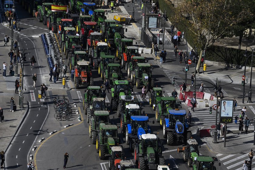 Колони от трактори затрудниха движението около испанската столица в сряда,