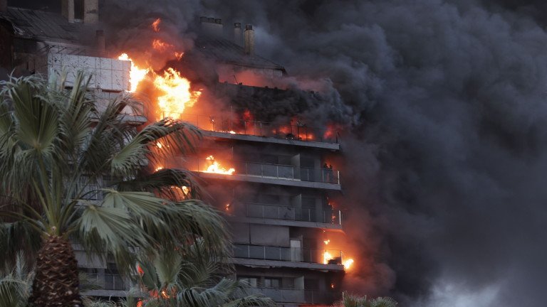 Телата на 9 души извадени от изгорялата сграда във Валенсия 