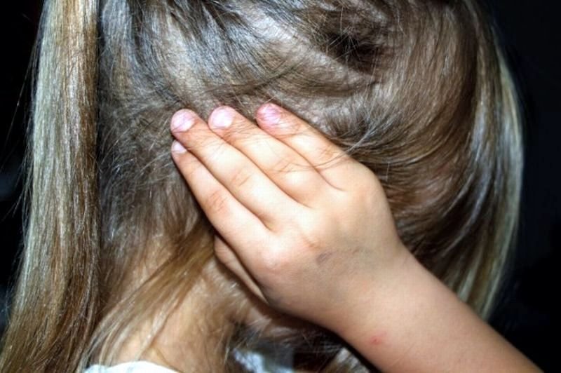 Пастрок развращава 9-годишно момиче пред очите на майка й