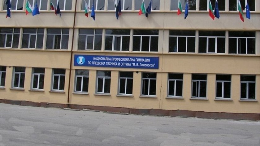 Хлапак без книжка блъсна момче в София, колата се вряза в ограда на училище