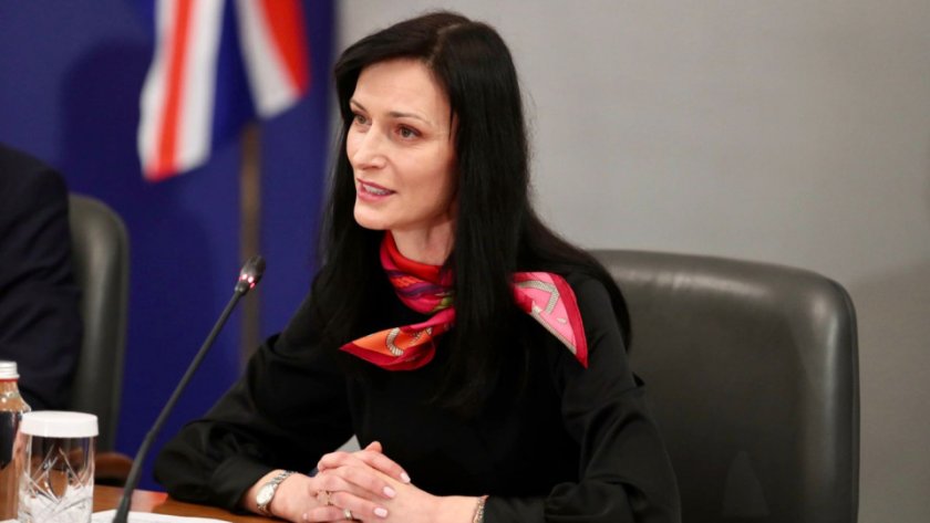 Мария Габриел: Външно подкрепя замразяването на банковите сметки Россътрудничество