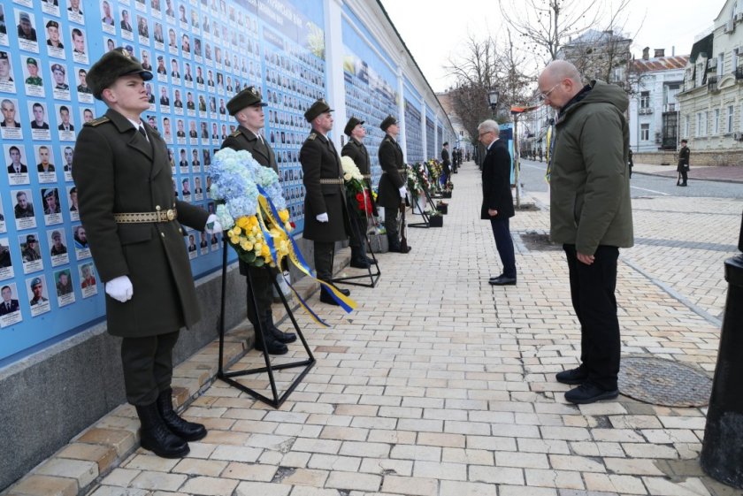 Министър-председателят Николай Денков и премиерът на Украйна Денис Шмигал почетоха