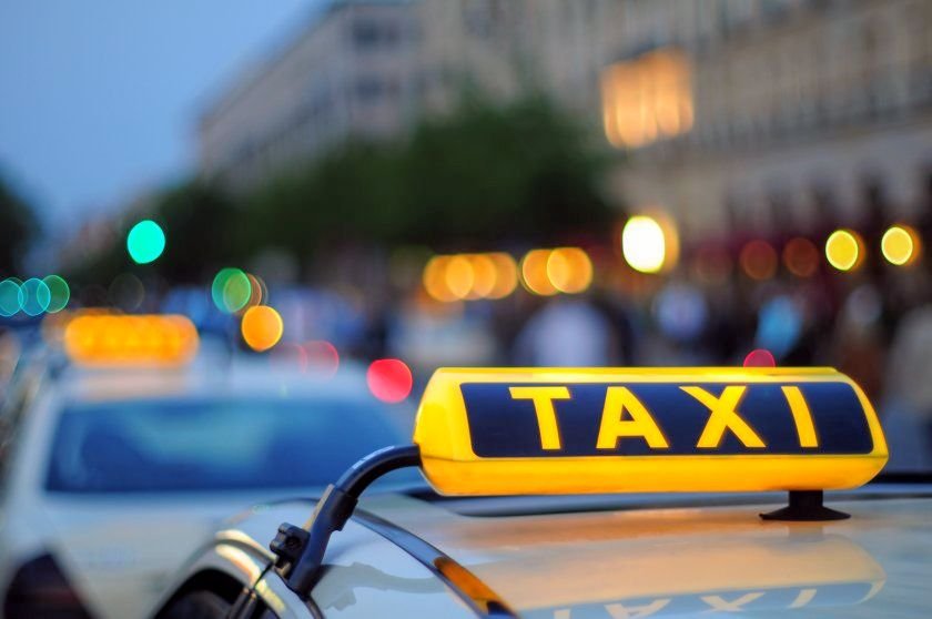 Таксиметров шофьор, блъснал 60-годишна жена на пешеходна пътека в центъра