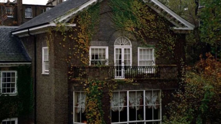 Продават за 30 милиона паунда легендарния дом на Фреди Меркюри