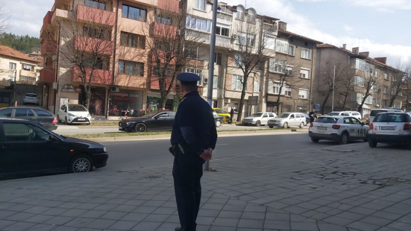 Маскирани и въоръжени мъже са ограбили заложната къща в Благоевград.