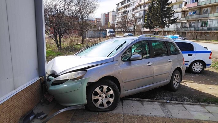 Кола се блъсна в заведение в Горна Оряховица