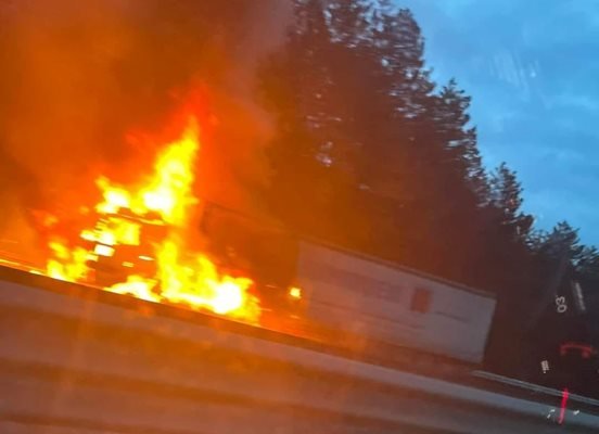 Камион гори на магистрала "Тракия" в посока София