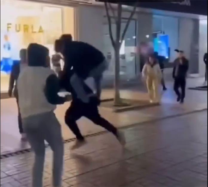 Няколко млади мъже, видимо от арабски произход, са нападнали снощи